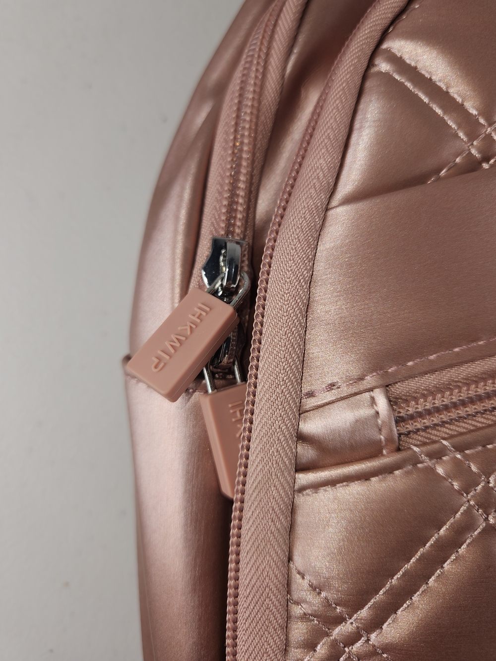 Ihkwip NWT THE CONVERTIBLE SIDEKICK SLING BACKPACK - Rose Gold WOVEN - Picture 3 of 16